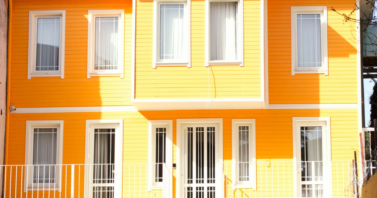 鮮やかな色に塗られた住宅の外壁(イメージ)