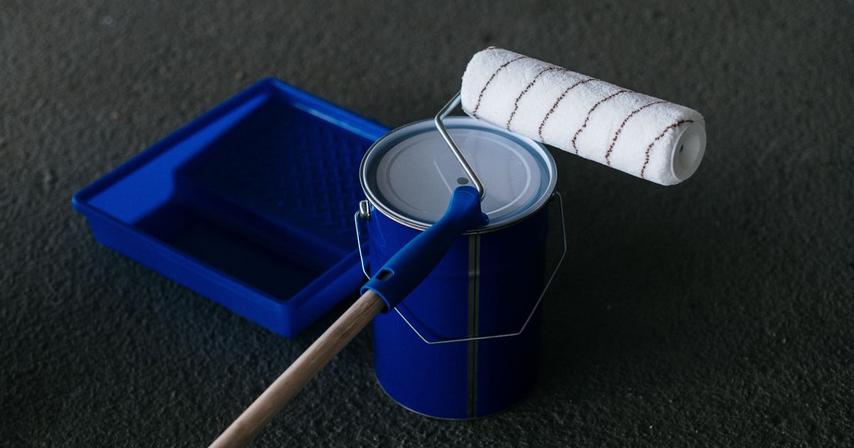 外壁塗装用の塗料缶とローラー(イメージ)
