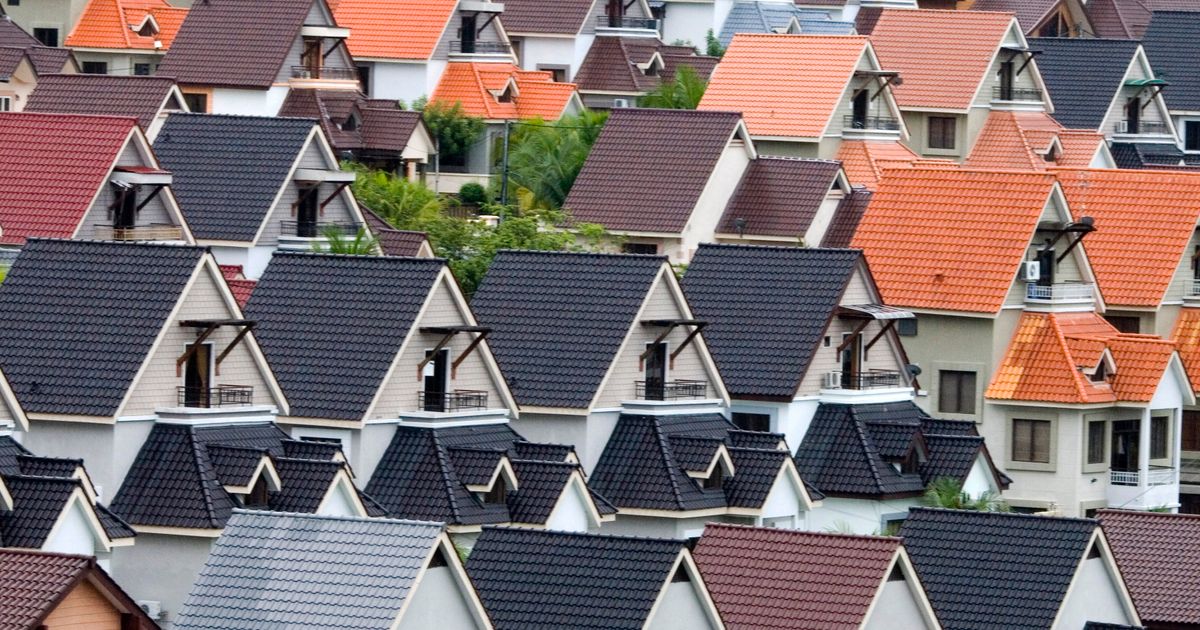 色とりどりの屋根が並ぶ住宅街(イメージ)